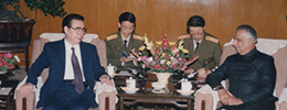 杨军（左二）为李鹏总理会见巴基斯坦国防部长担任翻译